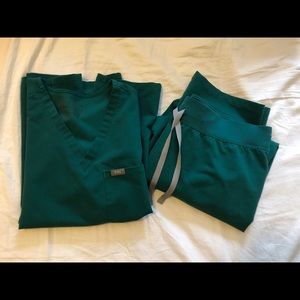 Hunter Green Figs Medium Scrub Set